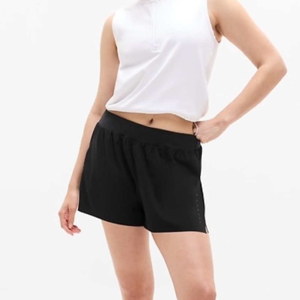 Athleta Fast Route Mid Rise 2" Run Short size Large in Black